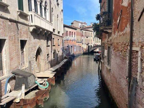 locale commerciale in vendita a Venezia in zona Sestiere Santa Croce