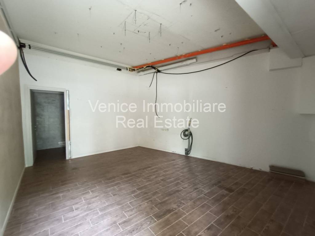 negozio in vendita a Venezia in zona Marghera