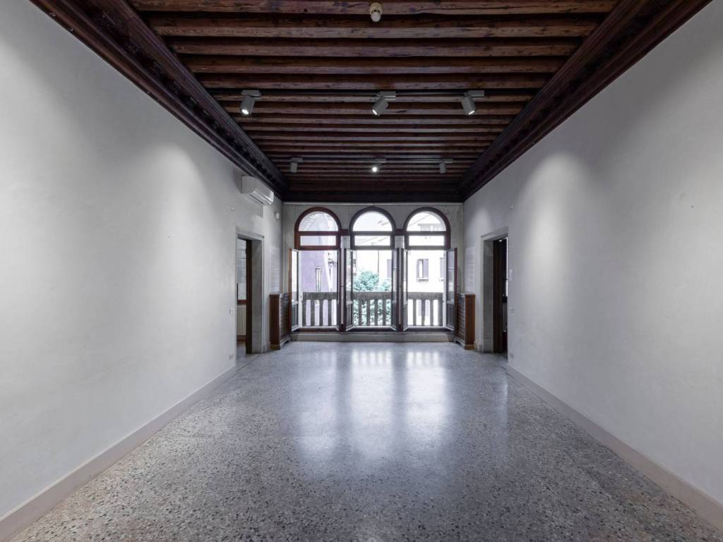 intera palazzina in vendita a Venezia in zona Sestiere Dorsoduro