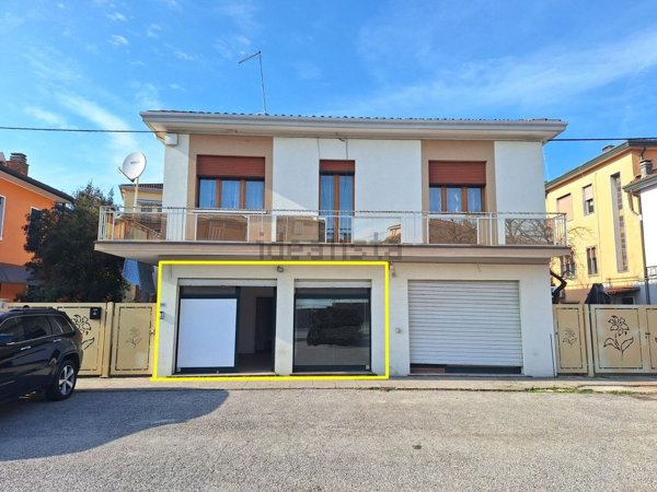 negozio in vendita a Venezia in zona Marghera