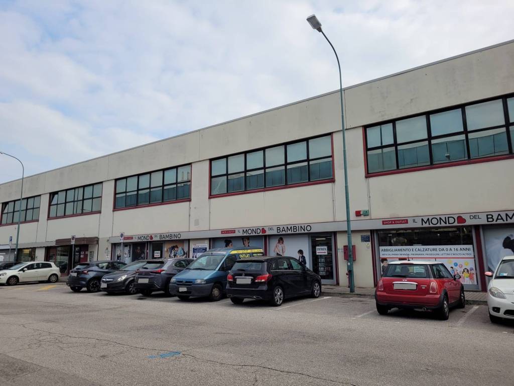 negozio in vendita a Venezia in zona Marghera