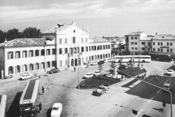 negozio in vendita a Venezia in zona Favaro Veneto