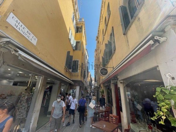 esavano in vendita a Venezia in zona Sestiere San Marco