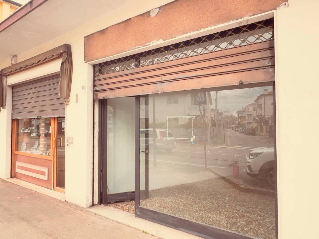 negozio in vendita a Venezia in zona Favaro Veneto
