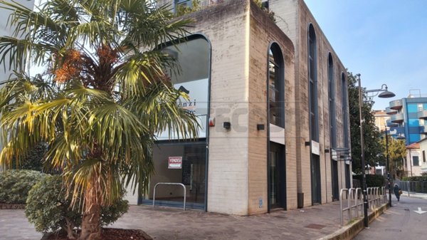 locale commerciale in vendita a Venezia in zona Mestre