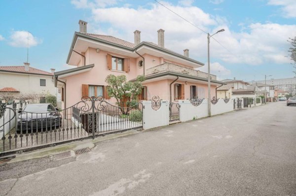 casa indipendente in vendita a Venezia in zona Mestre
