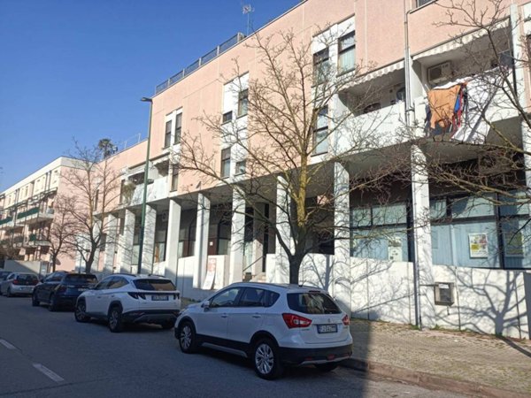 negozio in vendita a Venezia in zona Marghera
