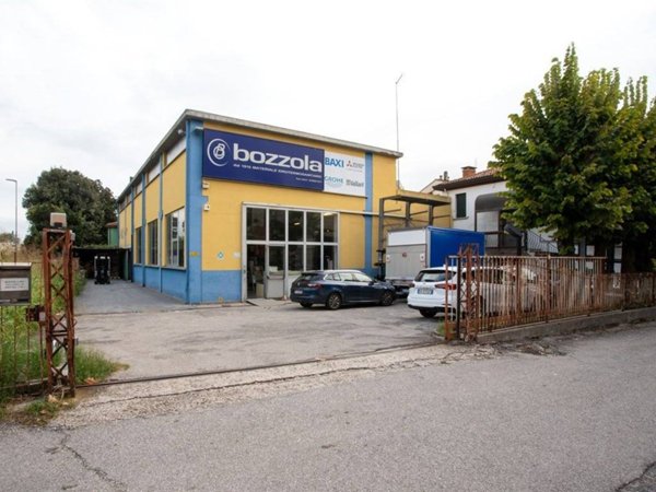 locale commerciale in vendita a Venezia in zona Marghera