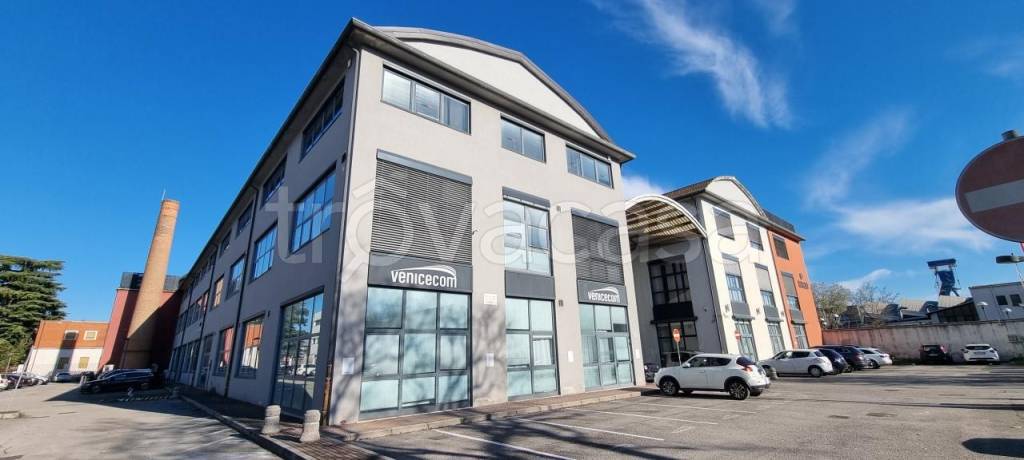 locale commerciale in vendita a Venezia in zona Marghera