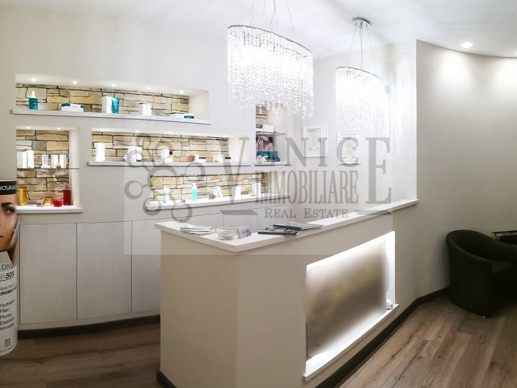 negozio in vendita a Venezia in zona Carpenedo