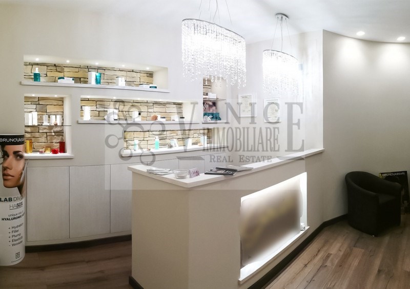 negozio in vendita a Venezia in zona Carpenedo