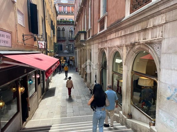 locale commerciale in vendita a Venezia in zona Sestiere San Marco