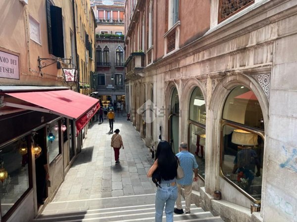 locale commerciale in vendita a Venezia in zona Sestiere San Marco
