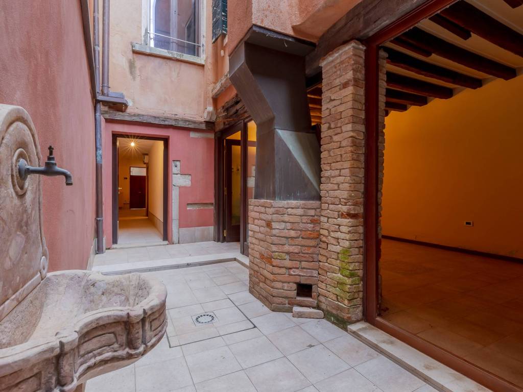 ufficio in vendita a Venezia in zona Sestiere Dorsoduro