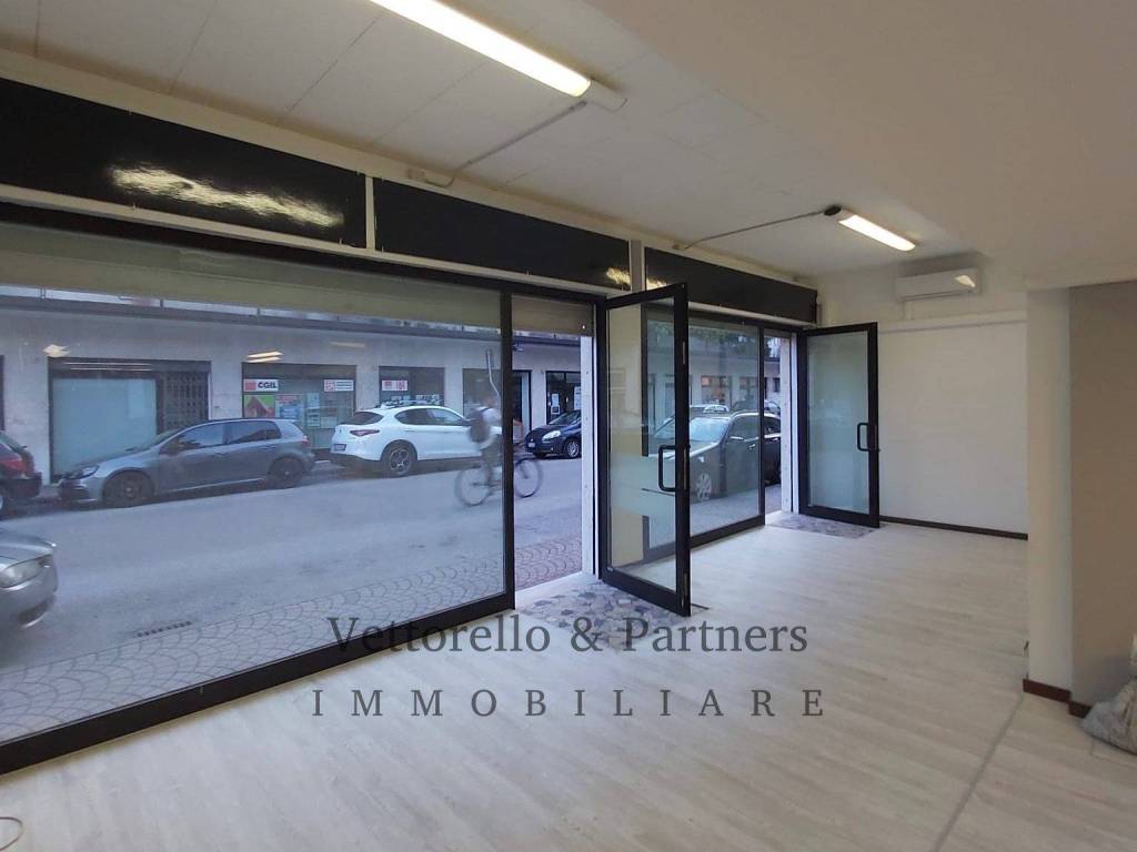 negozio in vendita a Venezia in zona Favaro Veneto