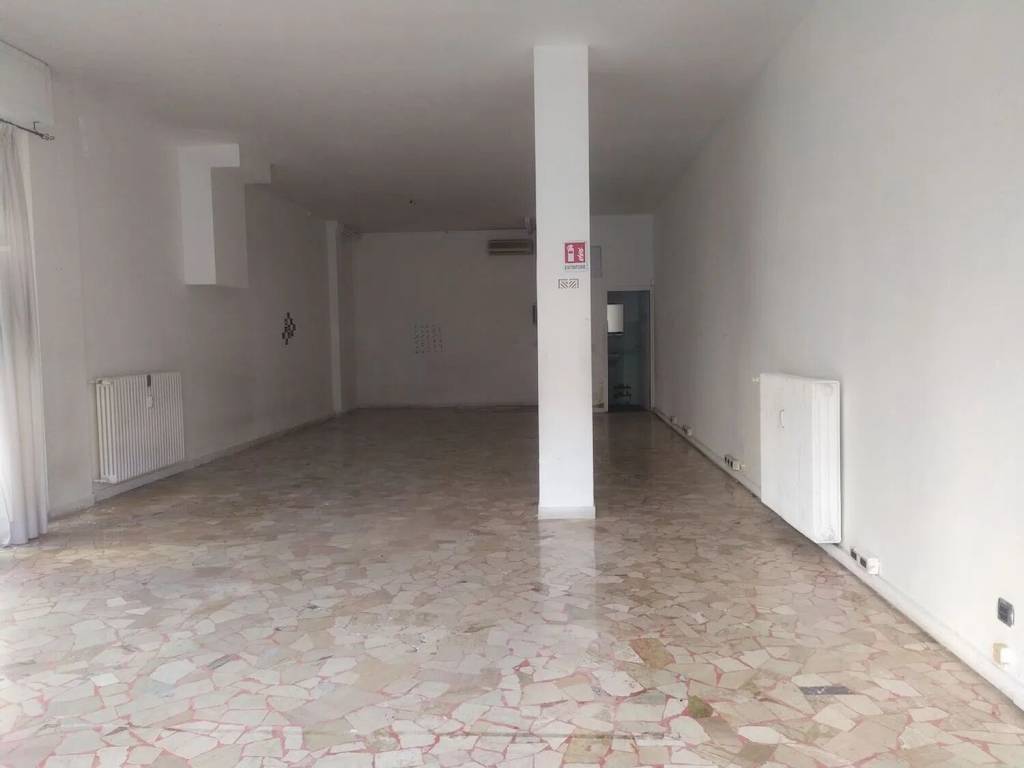 negozio in vendita a Venezia in zona Marghera