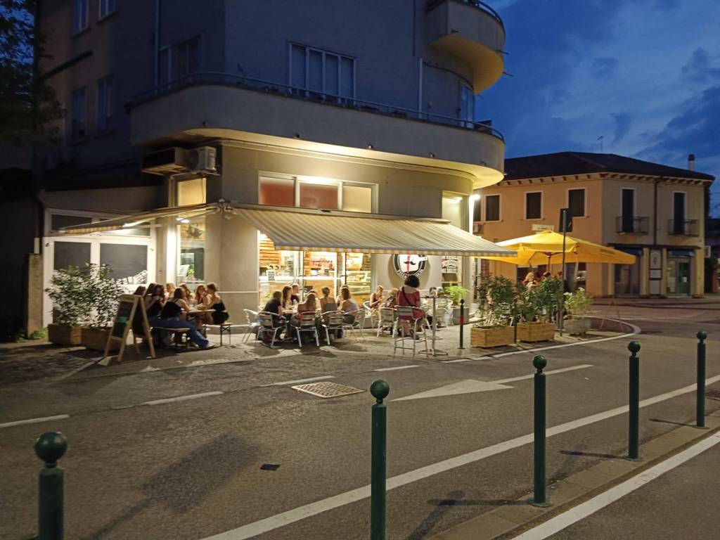 negozio in vendita a Venezia in zona Marghera