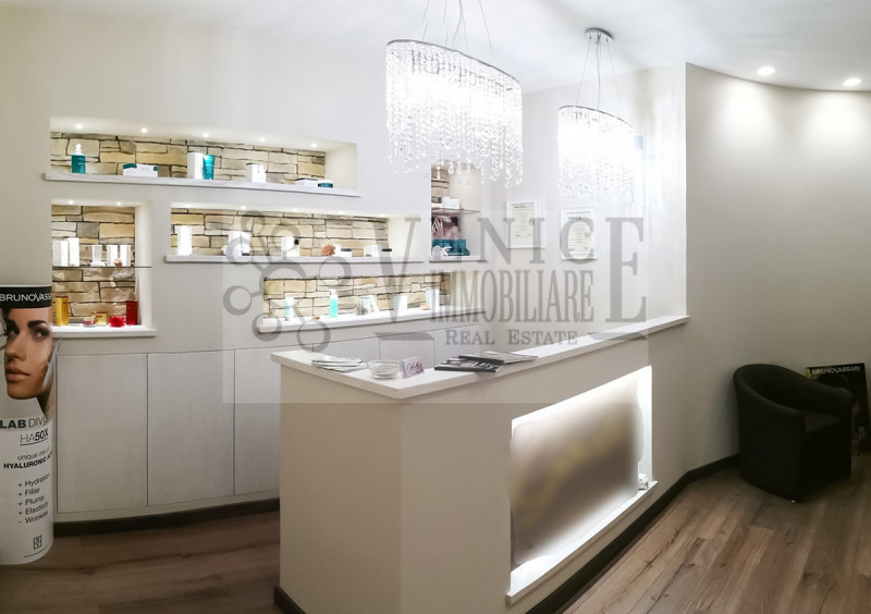 negozio in vendita a Venezia in zona Carpenedo