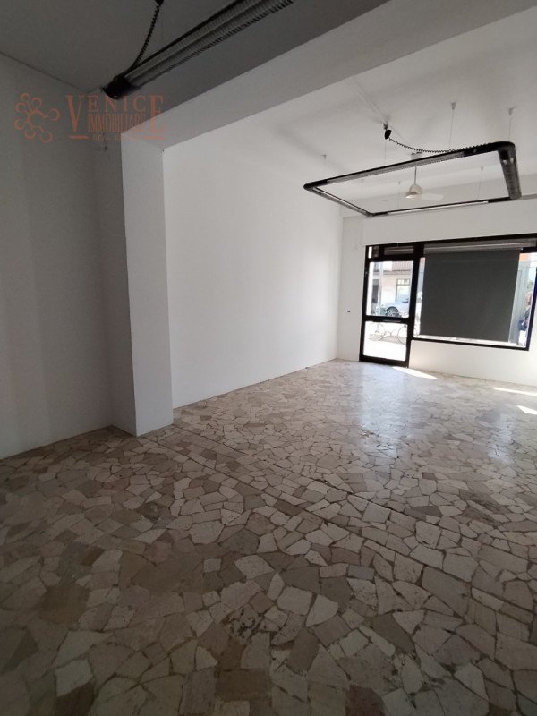 negozio in vendita a Venezia in zona Mestre