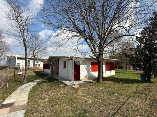 locale commerciale in vendita a Venezia in zona Zelarino