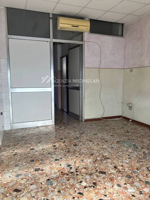 negozio in vendita a Venezia in zona Marghera