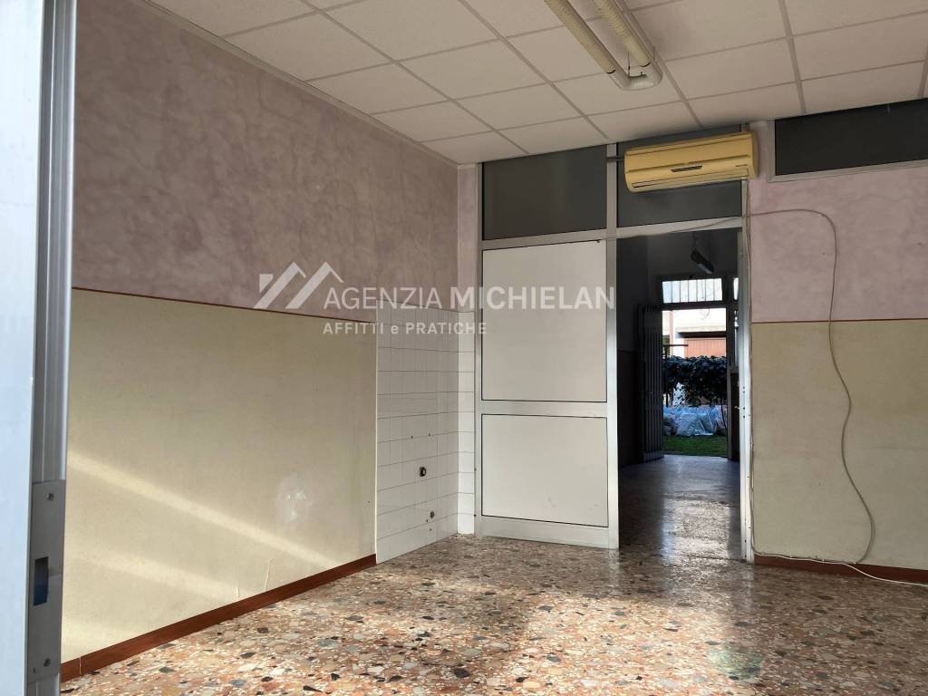 negozio in vendita a Venezia in zona Marghera