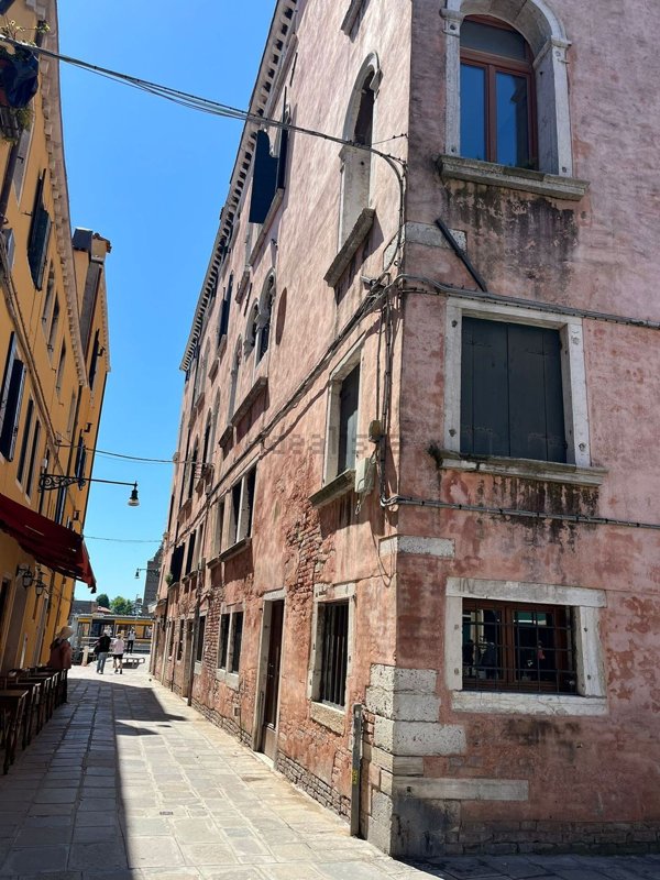 locale di sgombero in vendita a Venezia in zona Sestiere Dorsoduro