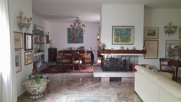 esavano in vendita a Venezia in zona Lido di Venezia