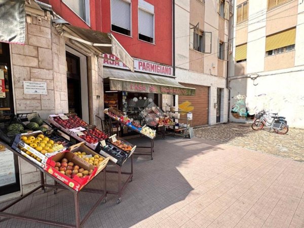 negozio in vendita a Venezia in zona Marghera