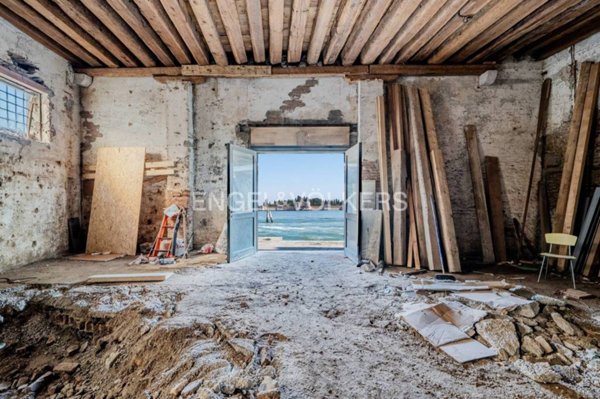 locale commerciale in vendita a Venezia