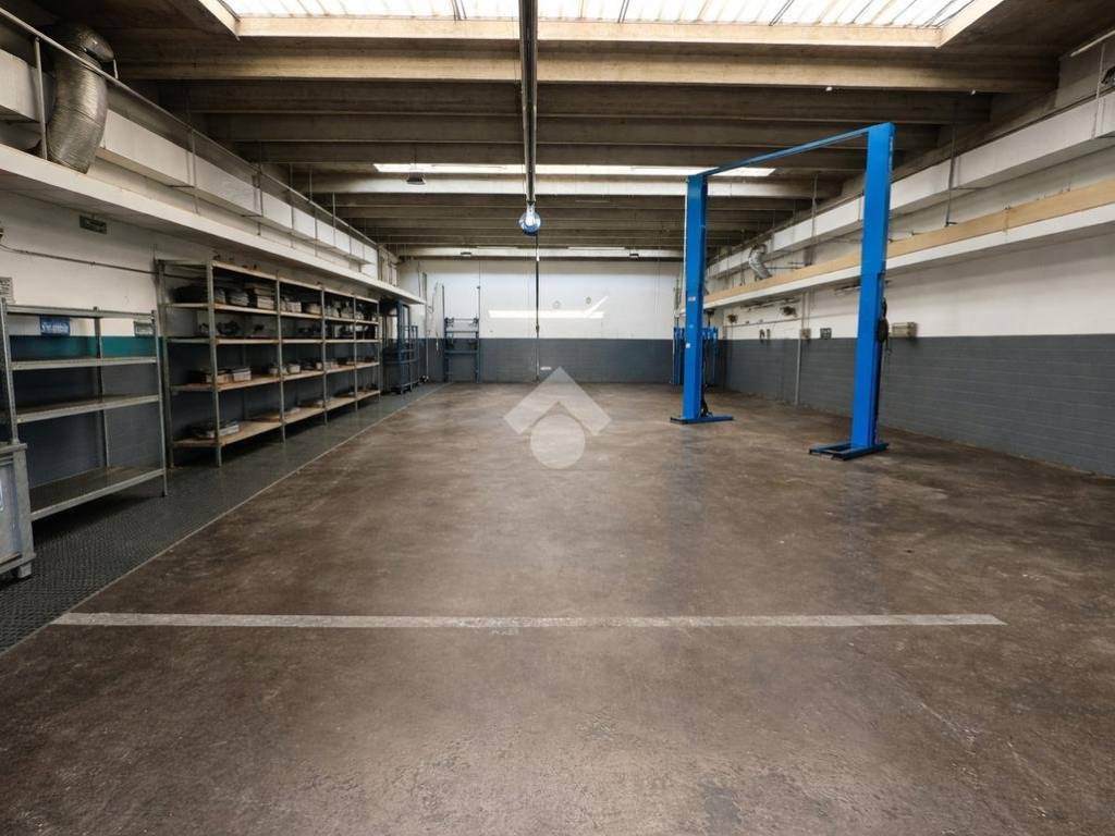 locale commerciale in vendita a Venezia in zona Marghera