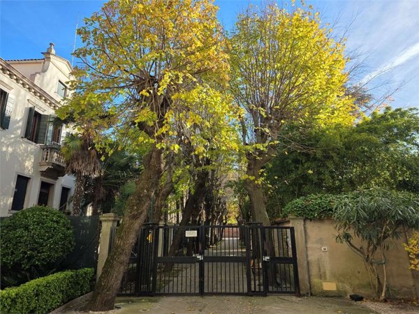 appartamento in vendita a Venezia in zona Lido di Venezia