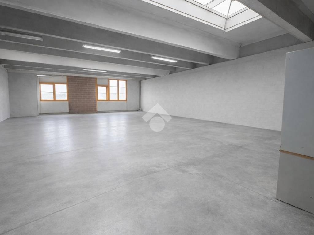 locale commerciale in vendita a Venezia in zona Marghera