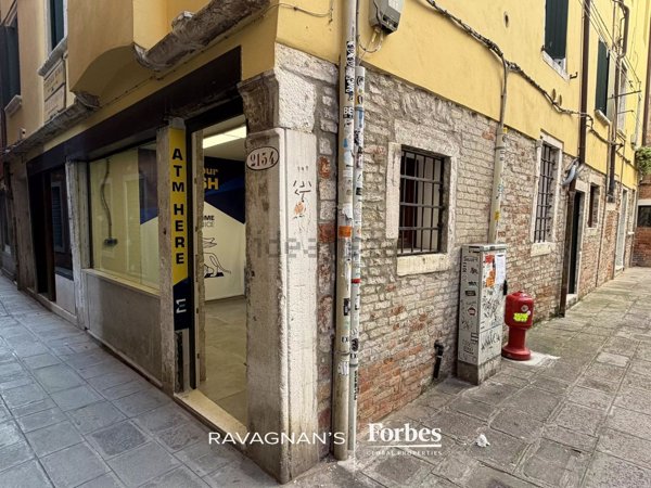 locale commerciale in vendita a Venezia in zona Sestiere Santa Croce