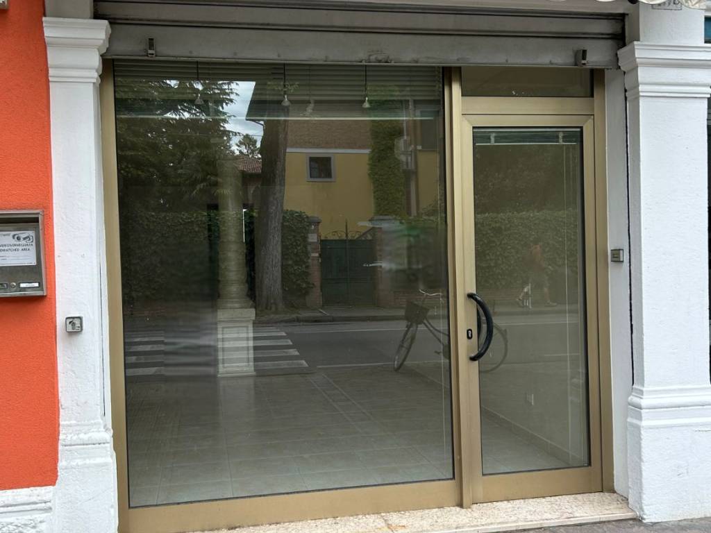 negozio in vendita a Venezia in zona Lido di Venezia