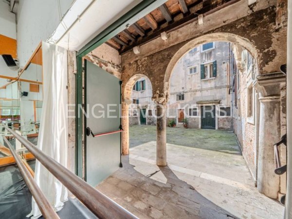locale commerciale in vendita a Venezia in zona Sestiere Castello