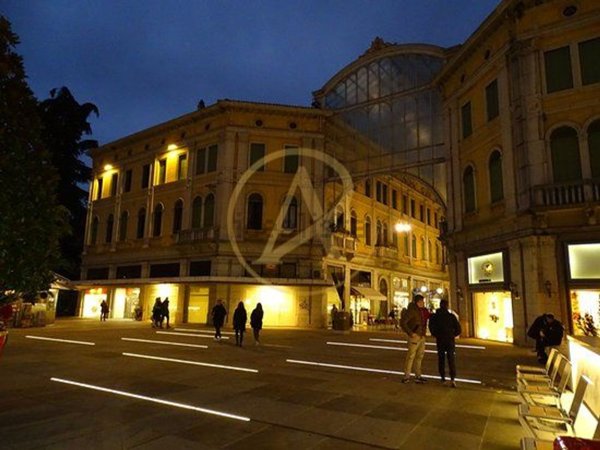 locale commerciale in vendita a Venezia in zona Mestre