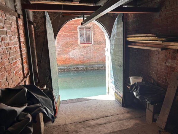 locale commerciale in vendita a Venezia in zona Sestiere Santa Croce