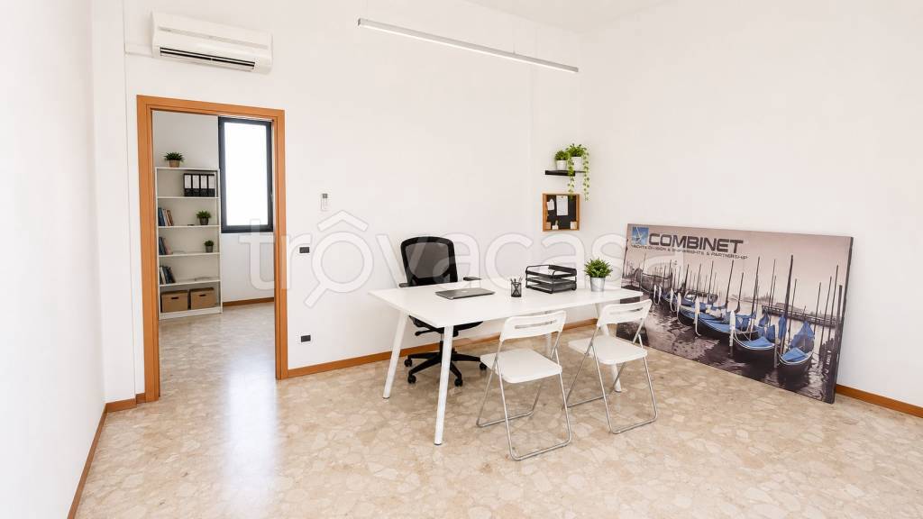 negozio in vendita a Venezia in zona Marghera