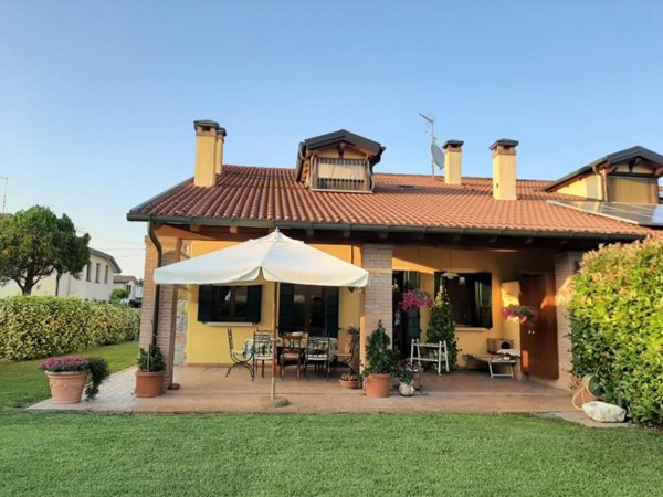 casa indipendente in vendita ad Abano Terme in zona Giarre