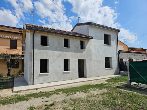 casa indipendente in vendita ad Abano Terme in zona Giarre