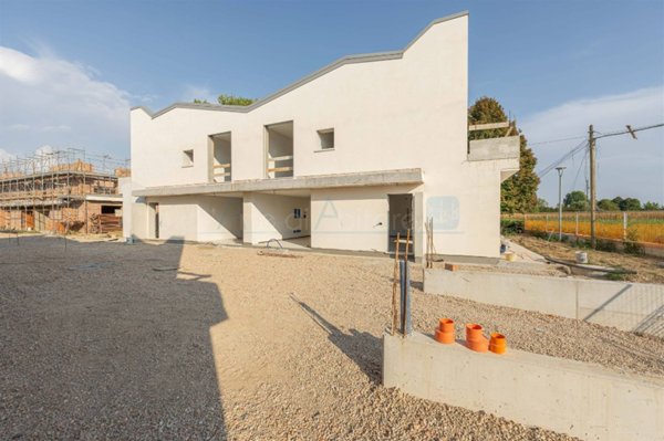casa indipendente in vendita ad Abano Terme in zona Feriole