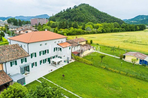 casa indipendente in vendita ad Abano Terme in zona Monteortone