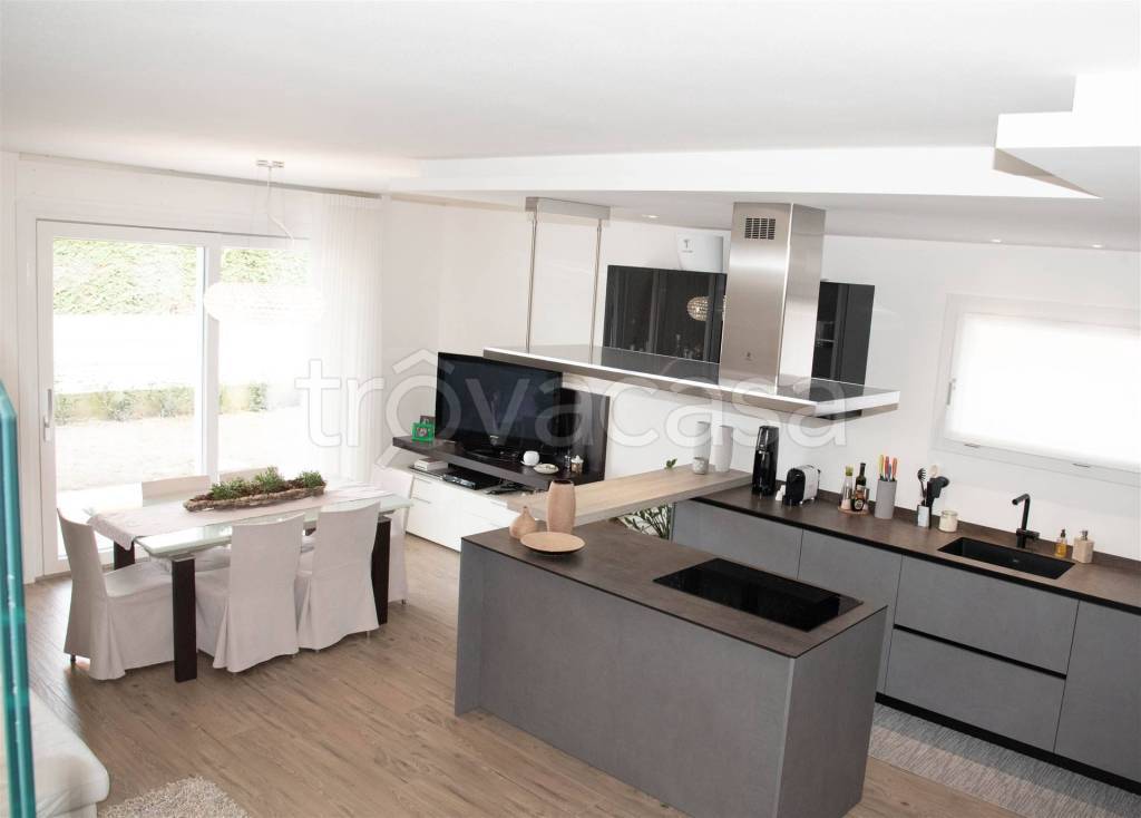 casa indipendente in vendita ad Abano Terme in zona Giarre