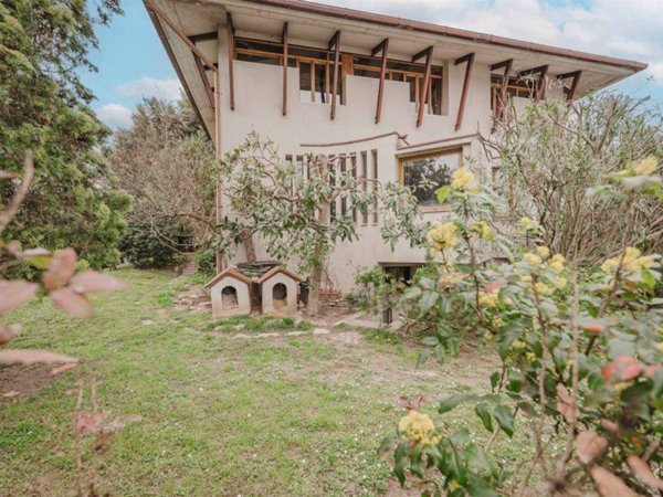 casa indipendente in vendita ad Abano Terme in zona Monterosso