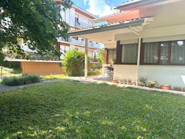 casa indipendente in vendita ad Abano Terme in zona Monteortone