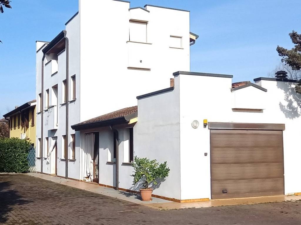 casa indipendente in vendita ad Abano Terme in zona Giarre