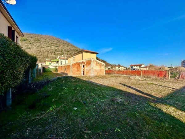casa indipendente in vendita ad Abano Terme in zona Monteortone