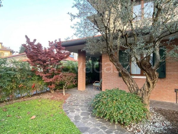 casa indipendente in vendita ad Abano Terme in zona Monteortone