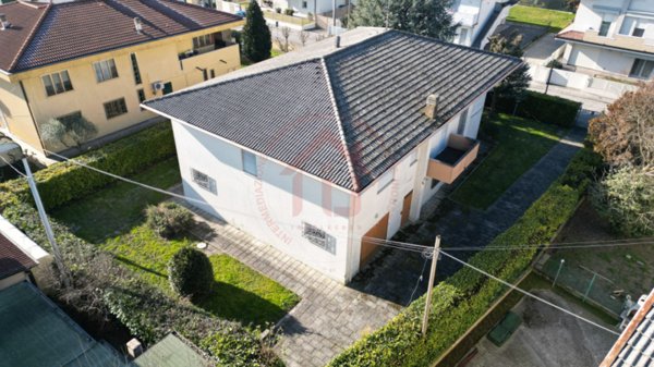 casa indipendente in vendita ad Abano Terme